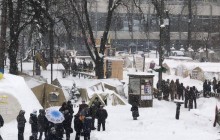 Стянули Нацгвардию, стоят автозаки: активисты заявляют о готовящейся зачистке палаточного городка под Радой (фото, видео)