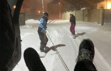 В Одесі екстремали «зустріли весну», гасаючи вулицями нічного міста на сноубордах (відео)