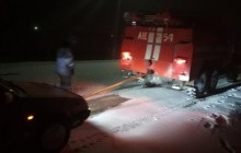Из-за непогоды на Харьковщине падают деревья, автомобили попадают в снежные заносы