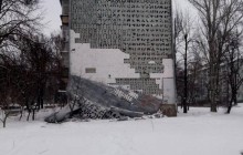 В Запорожье сильный ветер сорвал утеплитель с многоэтажки (фото)