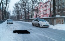 В центре Днепра на дороге провалился асфальт: образовалась огромная яма (фото)