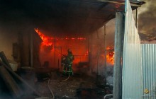 На Тернопільщині внаслідок пожежі в гаражному ангарі згоріло два автомобілі, ще один пошкоджено (фото)