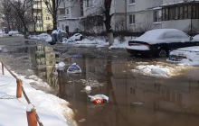 Реки с мусором: в Киеве на Оболони прорвало трубу и затопило улицу (видео)