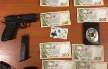 Киевский "опер", "крышевавший" наркоторговцев, при задержании разбил несколько авто (фото)