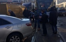 В Одесі пасажири трамвая на руках винесли з рейок "героя паркування" (фото)