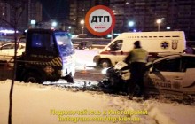 У Києві автомобіль з патрульними влетів у евакуатор: двоє поліцейських госпіталізовані (фото, відео)