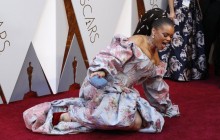 Заплуталася у сукні: американська співачка впала на червоній доріжці Оскара-2018 (фоторепортаж)