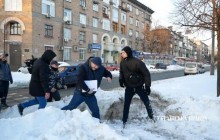 Надавали копняків і заплювали: з’явилося відео "коридору ганьби" для Крисіна