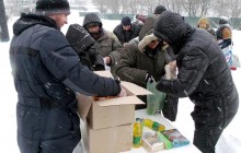 На території Кафедрального собору УПЦ відбулася акція з видачі продуктів самотнім пенсіонерам і нужденним