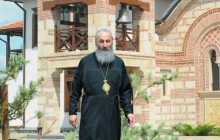 Митрополит Онуфрий рассказал историю о том, как милосердный поступок уберег богатого парня от самоубийства и привел на Святую Гору