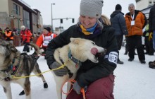 На Аляске стартовали всемирно известные гонки на собачьих упряжках (фоторепортаж, видео)