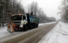 Через негоду на дорогах Житомирщини працюють близько 60 одиниць техніки (фото)