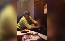 "Скотина, придушу сейчас": в Одесской области репетитор била и душила своих учеников (видео)