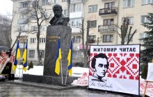 В Житомире шествием и возложением цветов отметили годовщину со дня рождения Шевченко (фото)