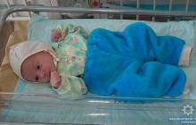 На Сумщині невідомі підкинули у під`їзд багатоповерхівки двомісячне немовля (фото)