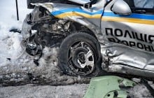 П'яний водій у Києві влетів в автомобіль поліції: двоє правоохоронців в реанімації (фото)