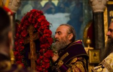 Напередодні Хрестопоклонної неділі у Києво-Печерській лаврі винесли вірянам Хрест для поклоніння