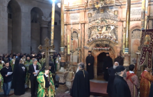 У Єрусалимі в Храмі Гробу Господнього тисячі паломників з усього світу вклонилися Хресту (відео)