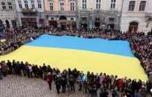 В центре Львова сотни людей спели Гимн Украины (фото, видео)