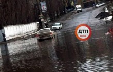 У Дарницькому районі Києва вулиця перетворилася на озеро: у водоймі глухнуть іномарки (відео)