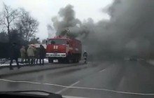 Біля станції метро «Червоний Хутір» в Києві виникла пожежа, дорогу накрило густим димом (відео)