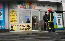 З торгового центру на Лук’янівці у Києві евакуювали людей, шукають вибухівку (відео)