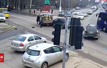 Цитрусове ДТП: в Одесі внаслідок аварії дорогу засипало лимонами (відео)