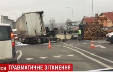 Масштабна аварія біля Львова: зіткнулися дві фури (відео)