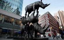 Скульптура трем последним северным белым носорогам на планете в Нью-Йорке (фоторепортаж)