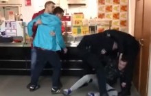 У Києві агресивні підлітки влаштували погром в супермаркеті: ламали вітрини, бились з поліцією (відео)