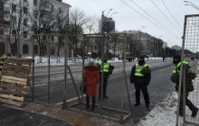 В Киеве под российским посольством усилили охрану, перекрыт Воздухофлотский проспект (фото)