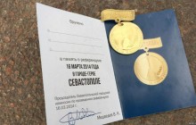 У Севастополі видають медаль і солодощі всім, хто проголосував на виборах президента Росії (фото)