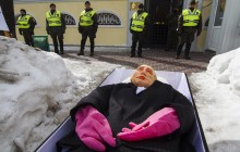 До Генконсульства РФ в Харкові принесли опудало Путіна, біля дипустанови посилені заходи безпеки (фоторепортаж)