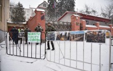 У Львові активісти не допустили жінку до будівлі Генконсульства РФ для голосування (фото)
