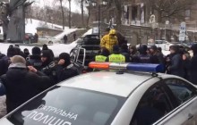 Поліція заблокувала авто учасника автопробігу до маєтку Порошенка (відео)