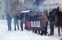 Плакати, факели і нецензурна лайка: радикали влаштували новий "похід" на Десятинний монастир у Києві (відео)