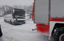 На Тернопільщині у сніговому заметі застряг міжнародний автобус з пасажирами (фото)