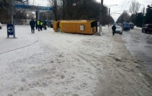 В Запорожье перевернулась маршрутка с пассажирами (видео)