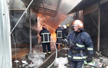 В Черновцах загорелся крупный местный рынок (фото, видео)