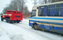 На Тернопільщині у кювет злетів автобус з пасажирами (фото)