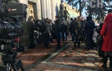 В очікуванні ймовірного арешту Савченко: під Радою вишикувалися журналісти та активісти (фото)