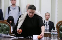 Савченко принесла на комитет Рады гранаты (фото, видео)