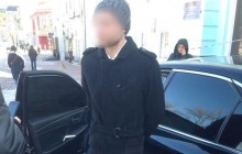У Києві 25-річний чоловік провіз на капоті патрульного після невдалої спроби обміняти підроблені долари