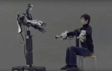 Японці презентували робота, який в точності повторює рухи людини-оператора (відео)