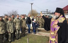 Єпископ УПЦ відслужив молебень за Україну у військовій частині Чопа