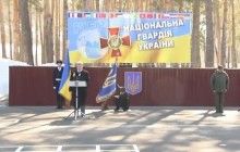 Солдат почетного караула потерял сознание и упал на землю во время выступления Порошенко (видео)
