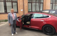 Київський пасічник на Tesla виставив свій електрокар на продаж