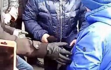 Трагедия в Кемерово: вице-губернатор встал на колени перед местными жителями (фото)