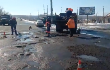 Асфальт - прямо в лужи: весенний ремонт дорог на Донбассе показали на видео