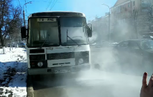 В России автобус МЧС поехал проверять пожарную безопасность торгового центра и загорелся (видео)